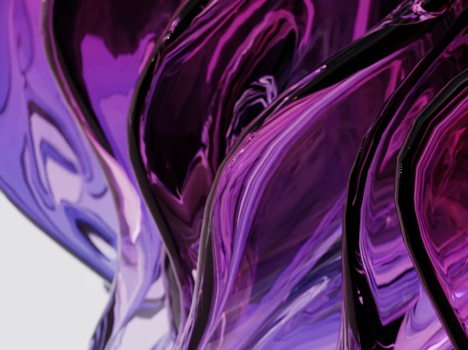 Nahaufnahme von Violettglas mit violetten Lichtreflexionen