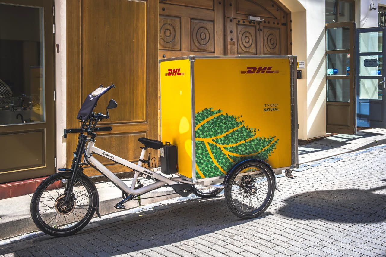 DHL-Lastenfahrrad mit Elektroantrieb für die emissionsarme Zustellung