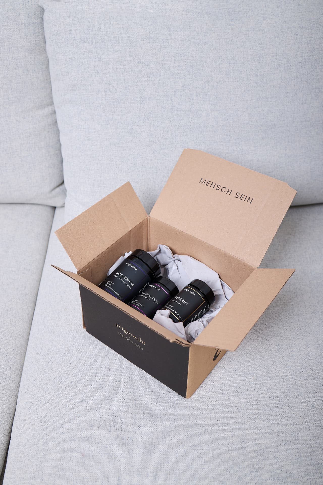 artgerecht Verpackungen: Versandkarton mit MIRON-Violettgläsern
