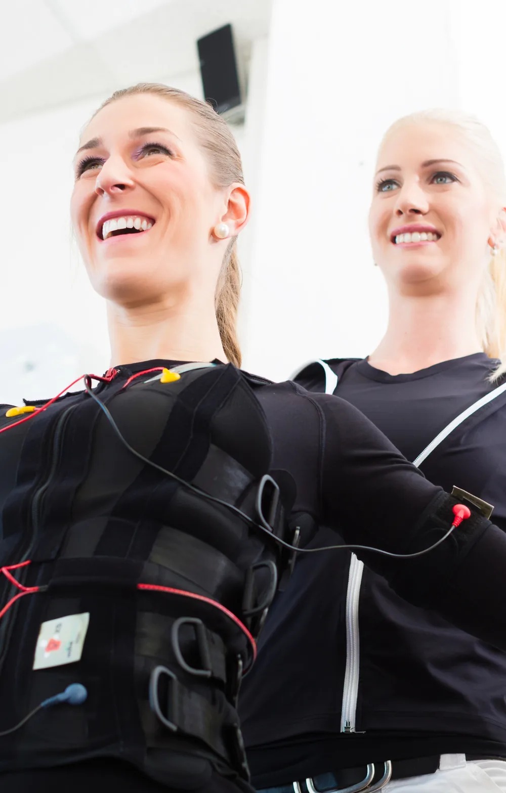 Zwei Frauen beim EMS Gesundheitstraining bei tenless