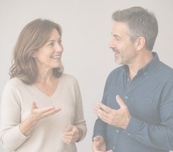 Lächelnde Frau und Mann im Gespräch