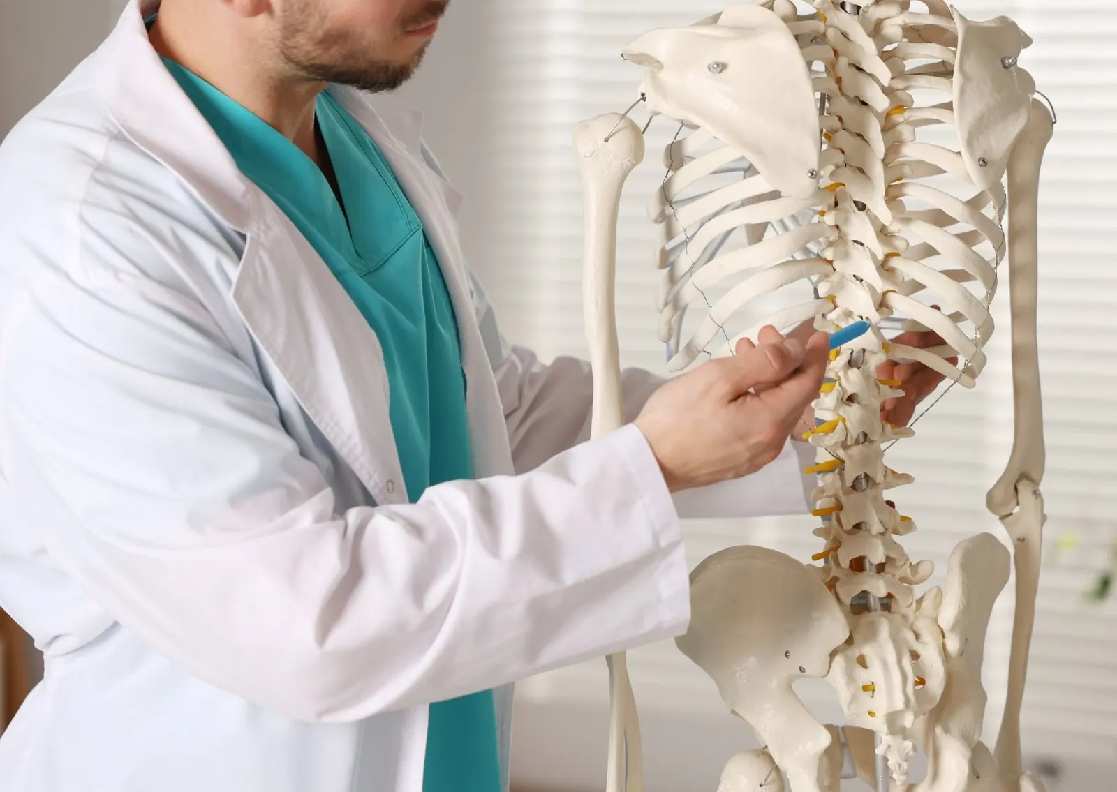 Osteopathische Behandlung durch einen Therapeuten