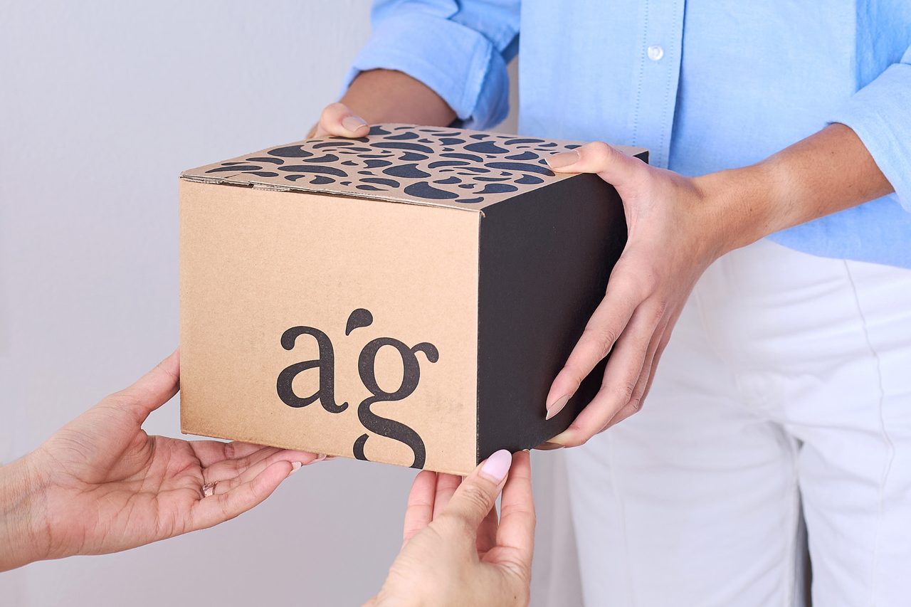 Zwei Hände übergeben ein artgerecht Paket