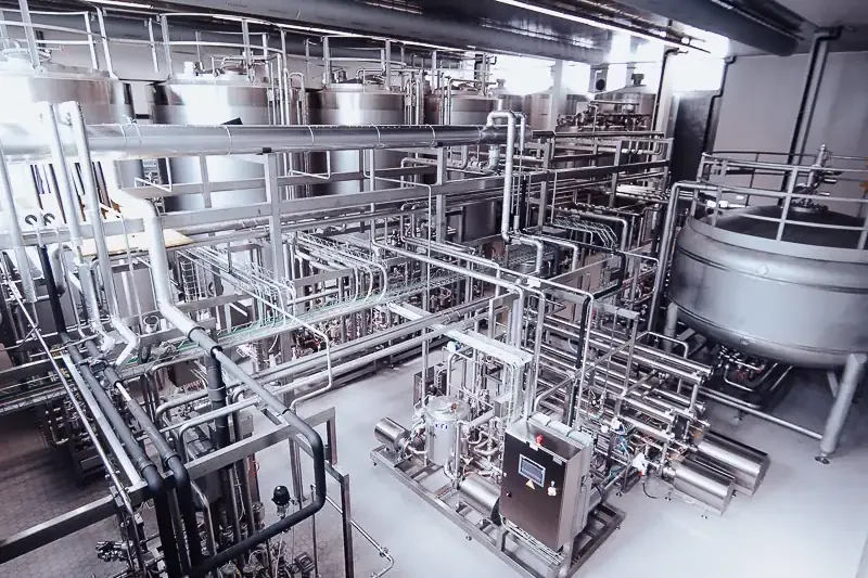 Produktionsanlage für Lactoferrin CLN® von artgerecht in Deutschland mit Edelstahltanks und Rohrleitungen