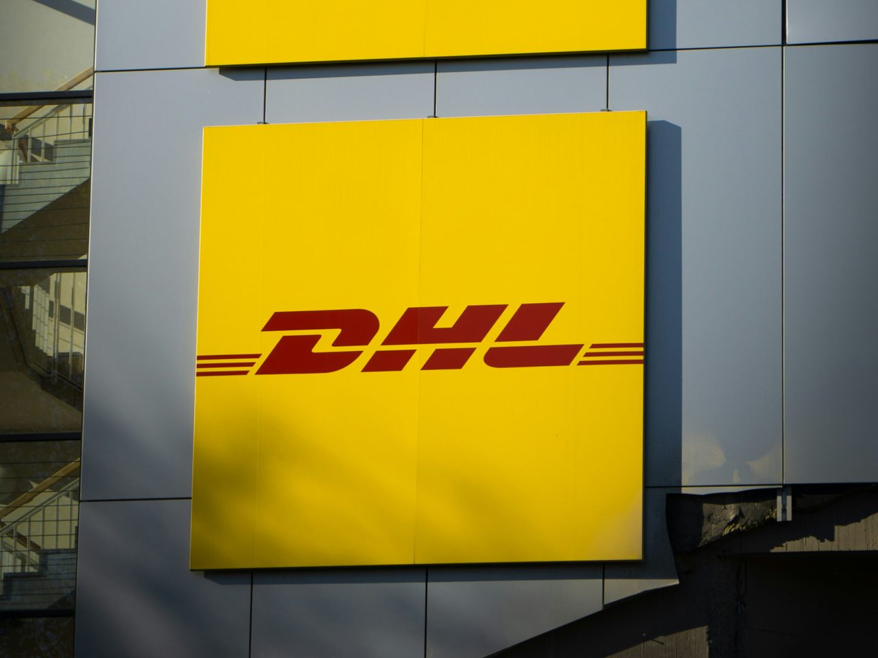 DHL-Logo auf der Fassade eines Logistikgebäudes